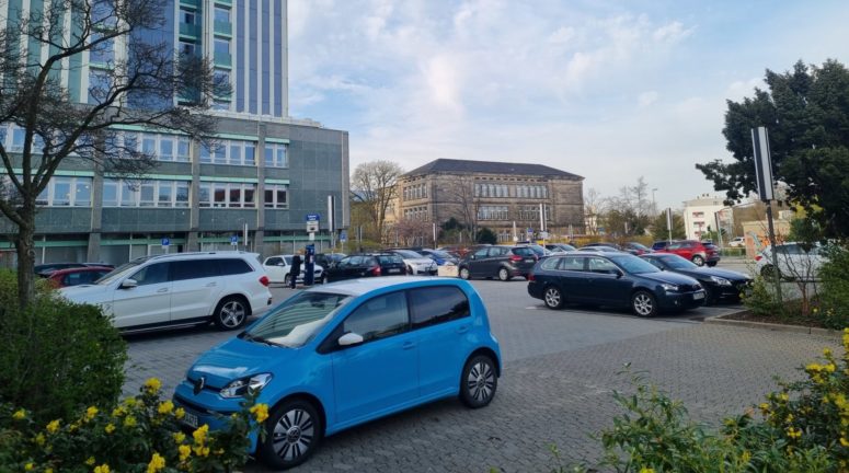 Parkende Autos am Rathausparkplatz in Bayreuth