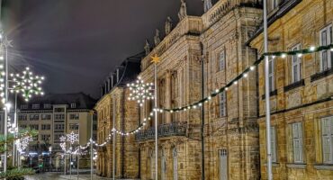 Opernhaus Bayreuth an Weihnachten im Winter