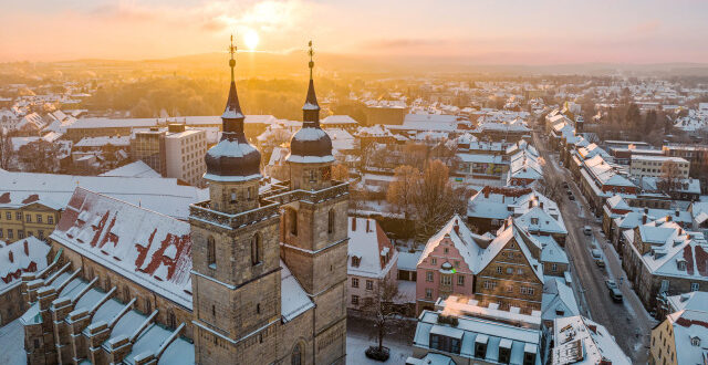 Blick auf die schneebedeckten Dächer der Stadt Bayreuth von oben