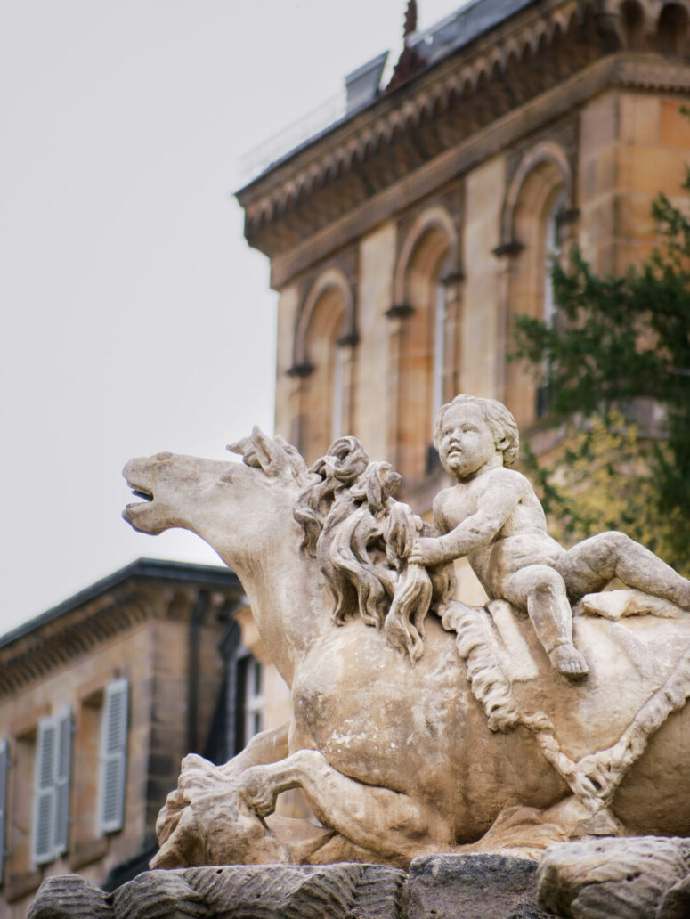 Schloss Fantaisie mit Statue Hochformat_3960907 (c) Mikhail Butovskiy